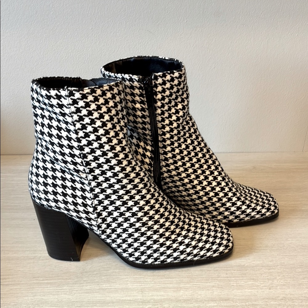 NASTY GAL Black and White IN SIZE 7
Ankle boots